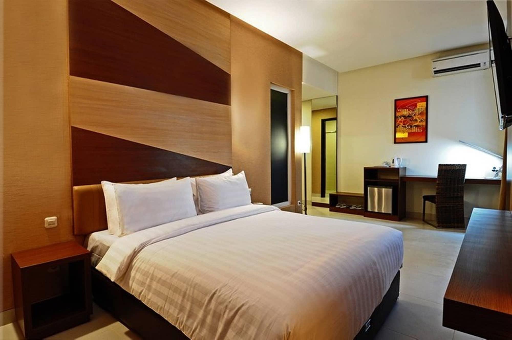 Lynt Hotel Jakarta Exterior photo
