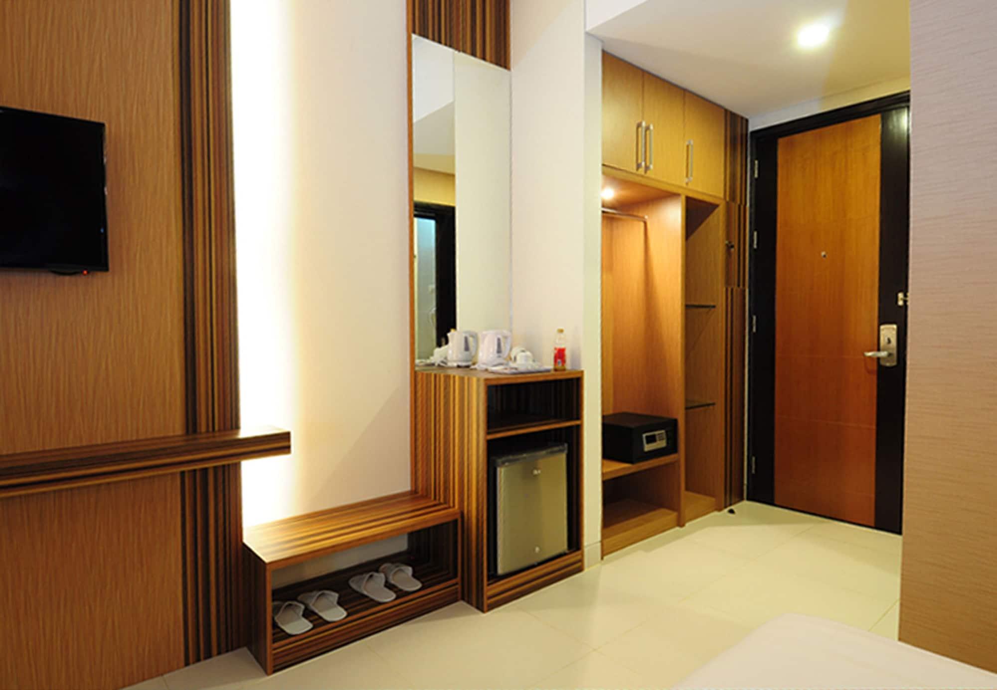 Lynt Hotel Jakarta Exterior photo