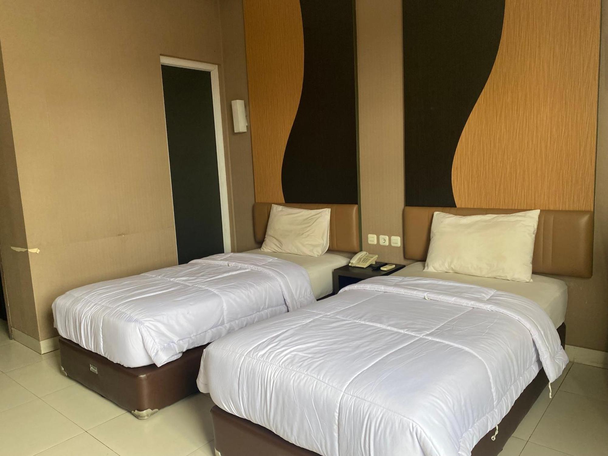 Lynt Hotel Jakarta Exterior photo