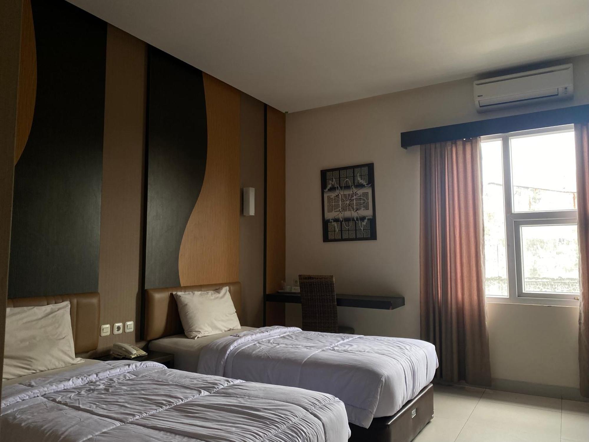 Lynt Hotel Jakarta Exterior photo