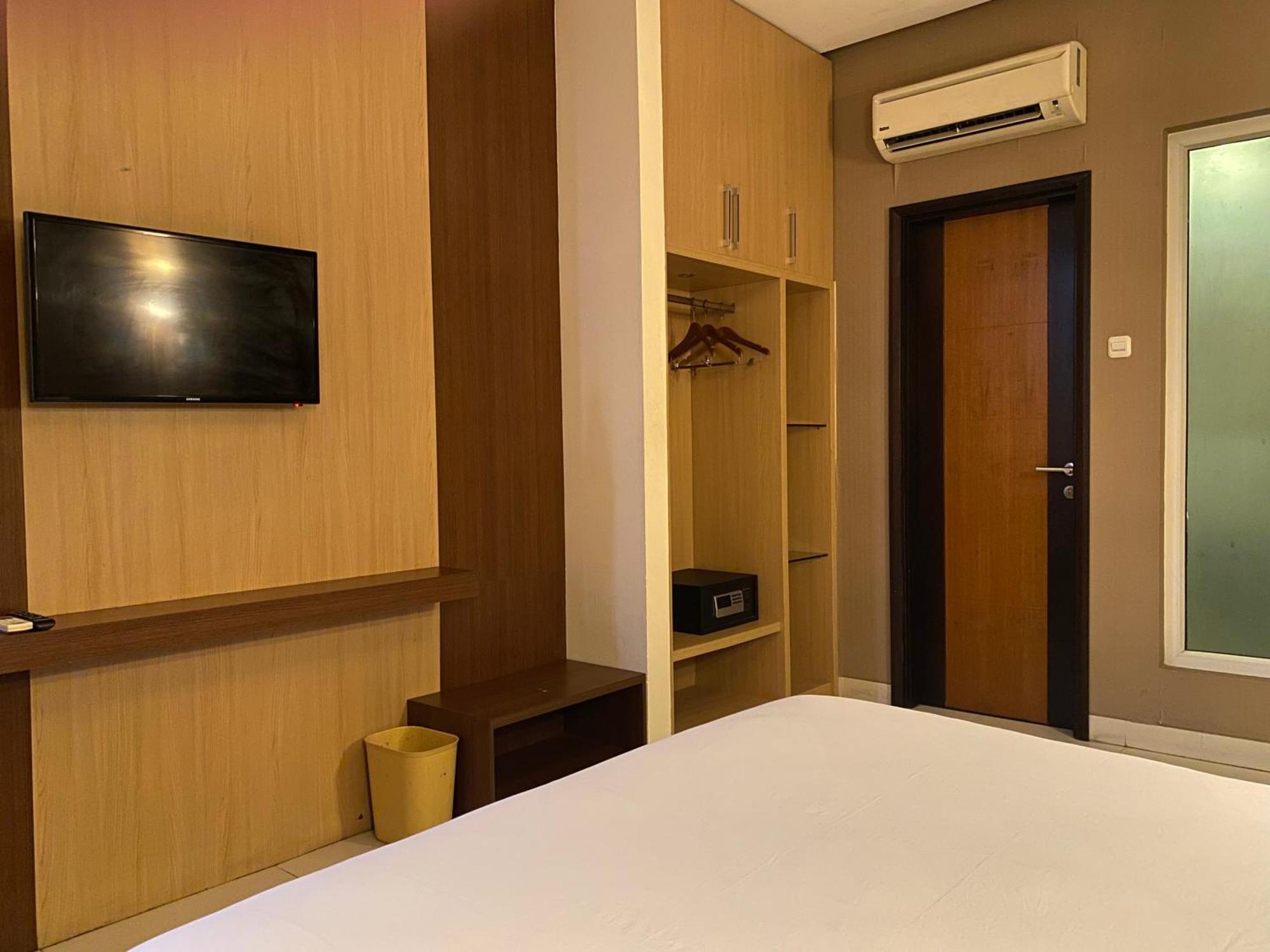 Lynt Hotel Jakarta Exterior photo