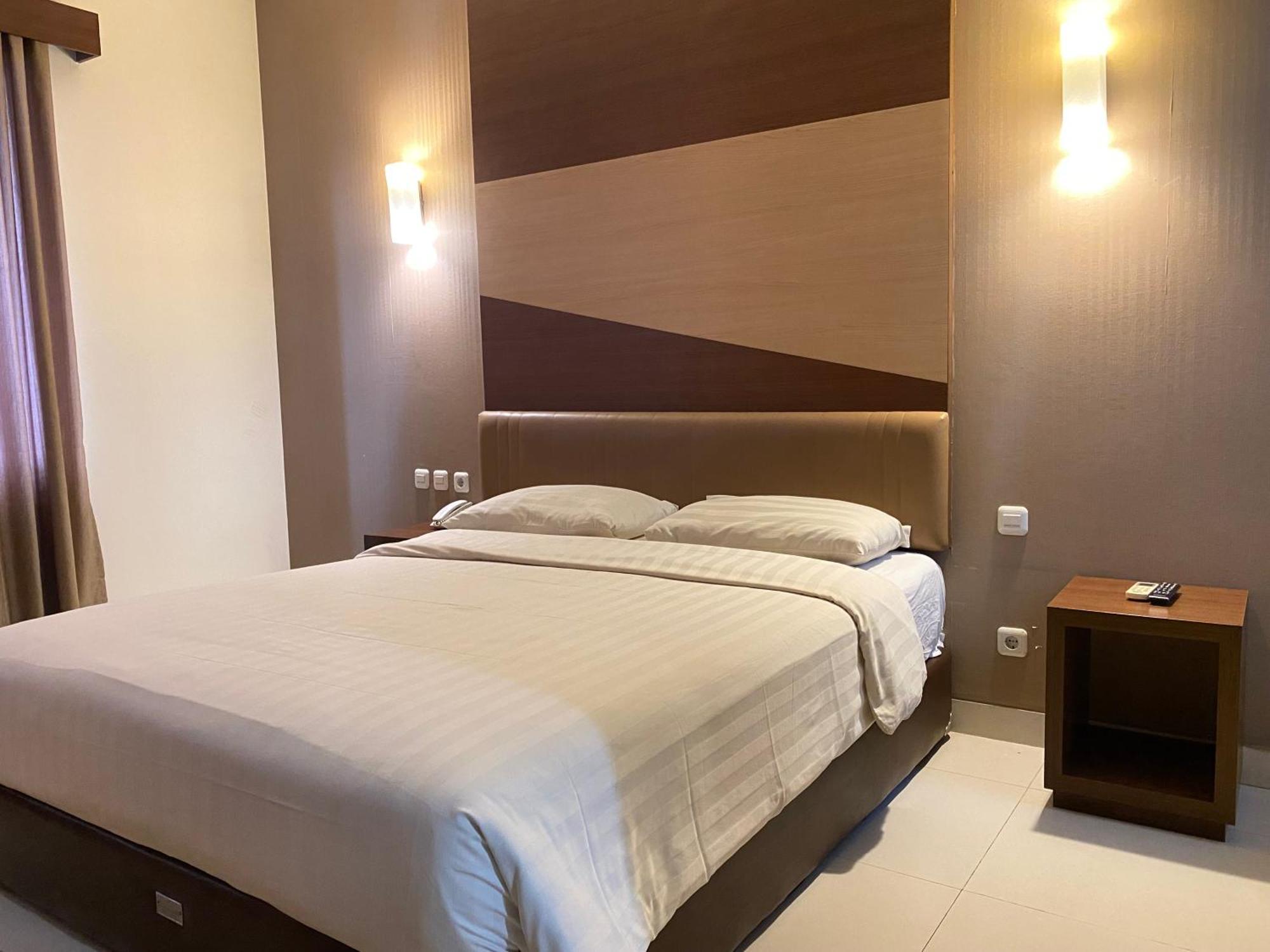 Lynt Hotel Jakarta Exterior photo
