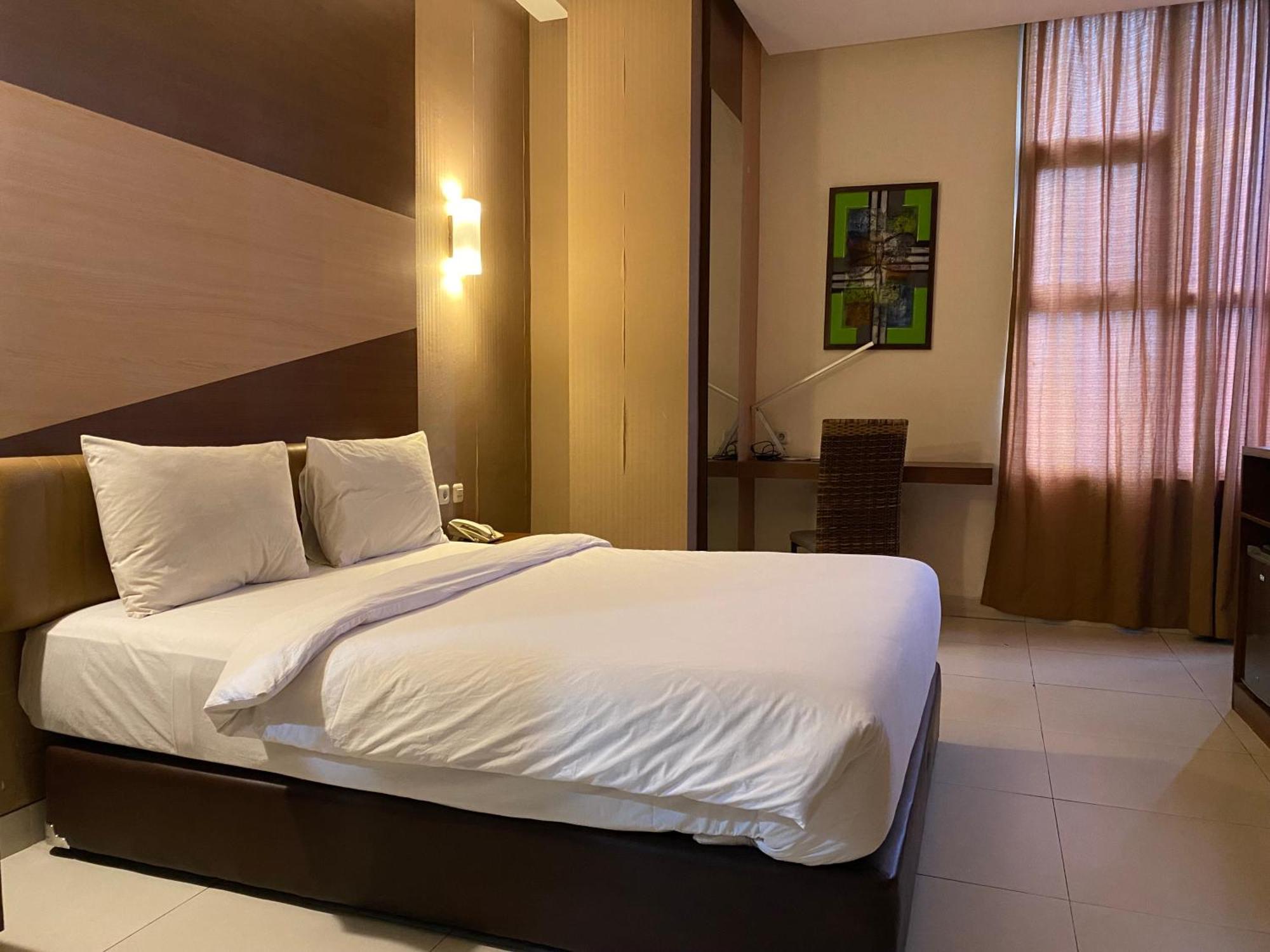 Lynt Hotel Jakarta Exterior photo