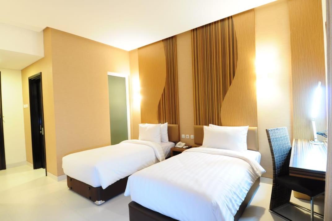 Lynt Hotel Jakarta Exterior photo