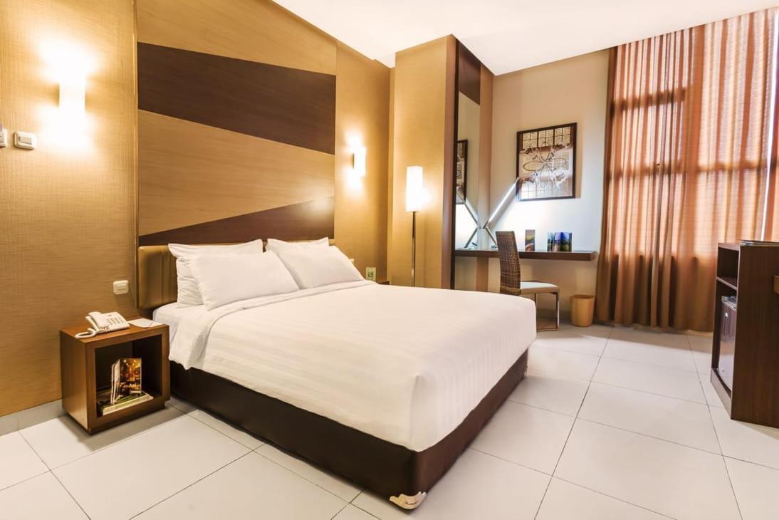 Lynt Hotel Jakarta Exterior photo