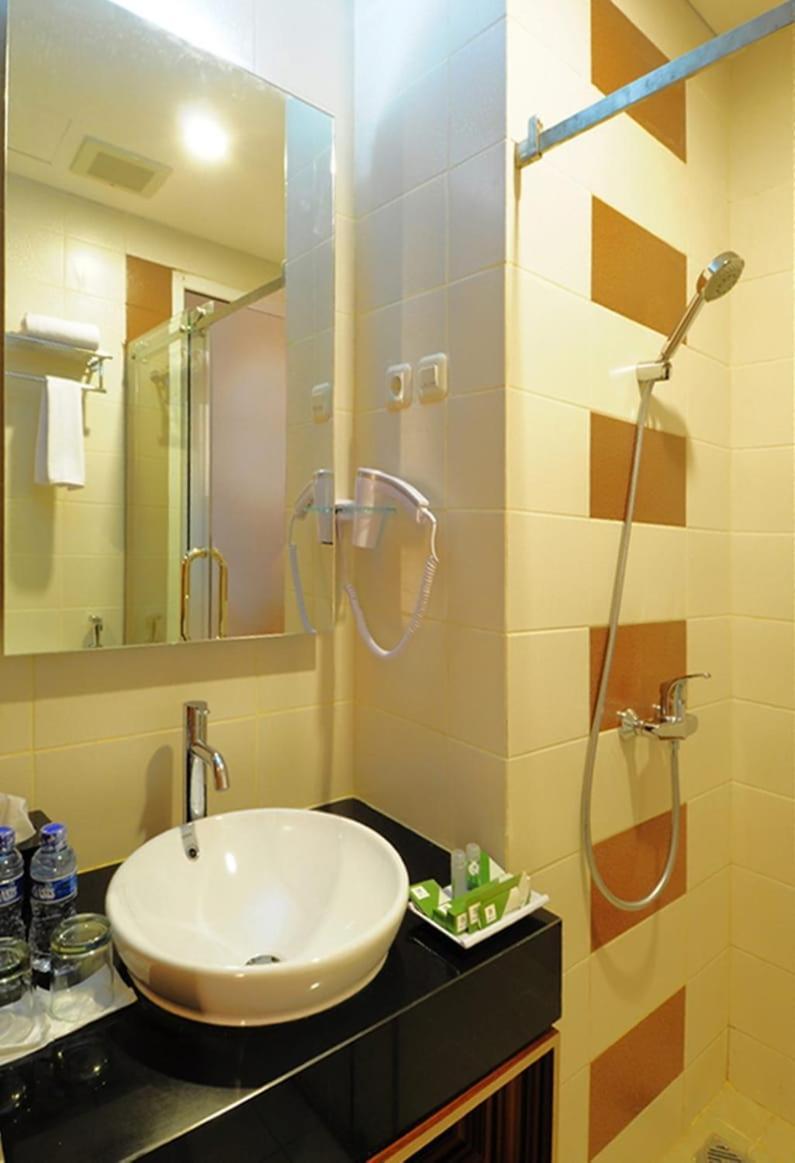 Lynt Hotel Jakarta Exterior photo